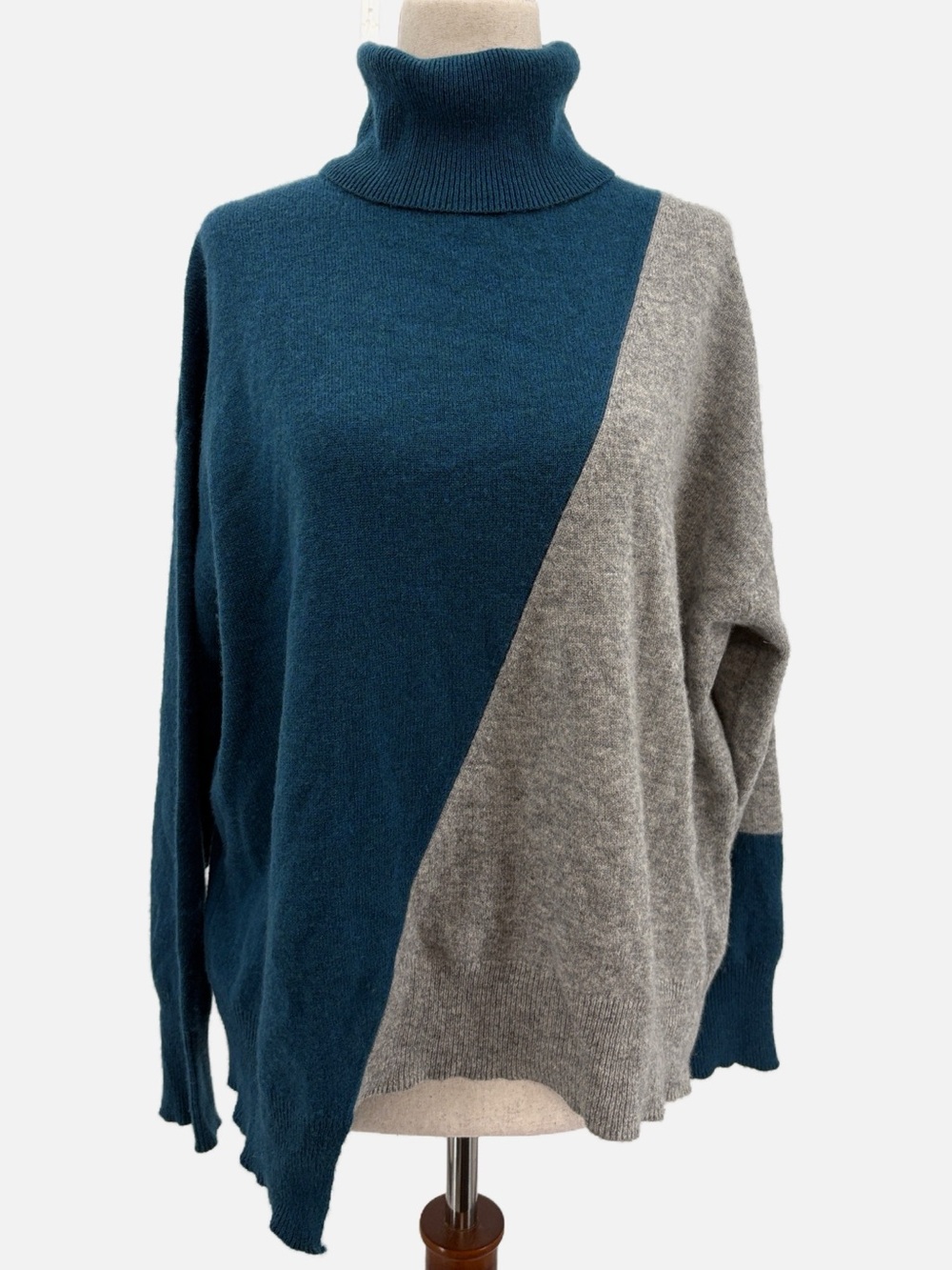 360 Cashmere Turtleneck Sweater Size Medium Blue Gray Colorblock Asymmetric Hem